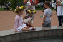 Puszczanie wianków do fontanny